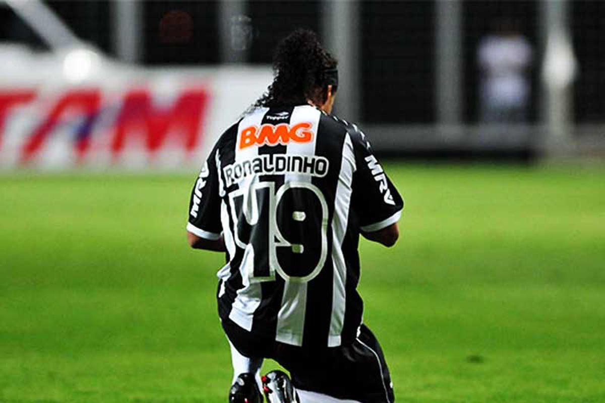 Libre de s’engager où il le désire, Ronnie fait le choix de rester au pays et rejoint l’Atletico Mineiro le 4 juin 2012.Ronaldinho veut encore faire rêver les fans brésiliens, son maillot floqué numéro 49 se vend comme des petits pains..