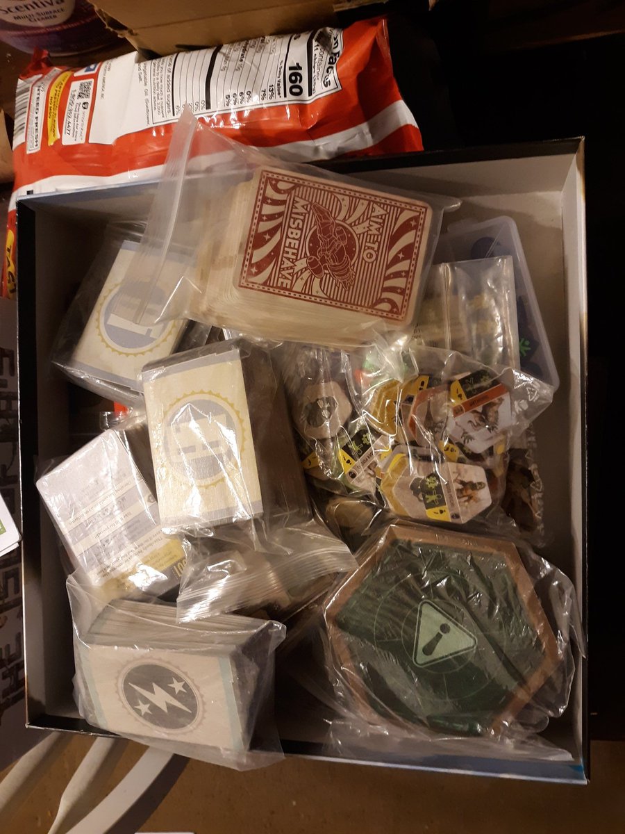 OverlandGamer's tweet image. Before and after photos of #FalloutTheBoardGame from @FFGames 
Plans can be found thingiverse.com/thing:3436382