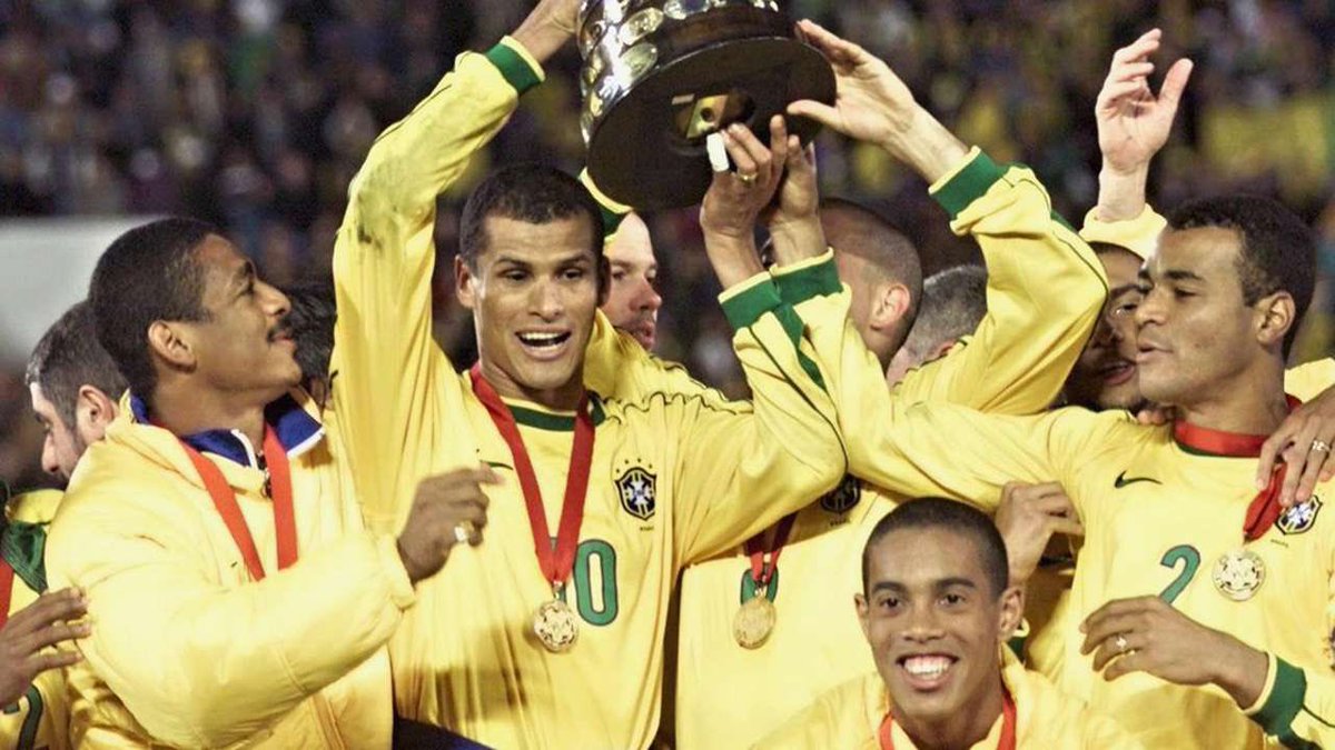 Ses bonnes prestations lui permettent d’intégrer le groupe brésilien pour la Copa America 1999 au Paraguay, Ronaldinho se fait une place au milieu des Ronaldo, Rivaldo, Cafu ou encore Roberto Carlos..Le Brésil va au bout et remporte la compétition.