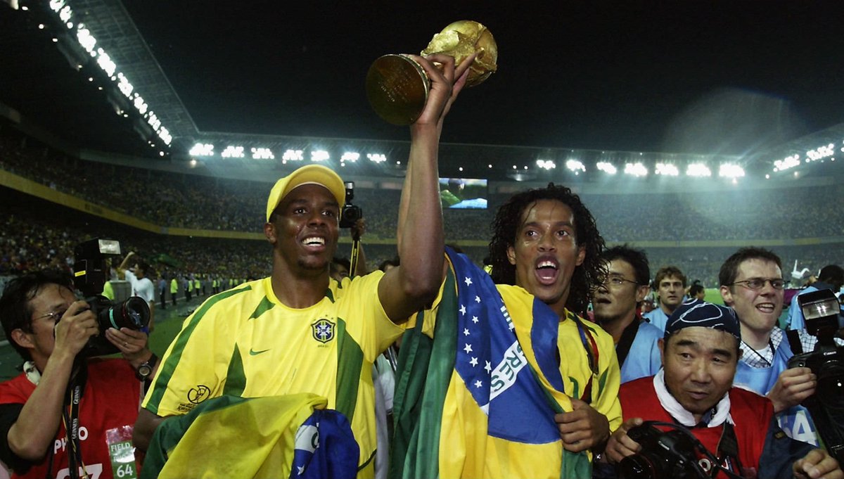 Mais le Brésil réussira à atteindre la finale, face à l’Allemagne.. Le 30 juin 2002, grâce à un Ronaldo de gala, les brésiliens triomphent et remportent la Coupe du Monde, Roni est champion du monde, c’est la révélation.