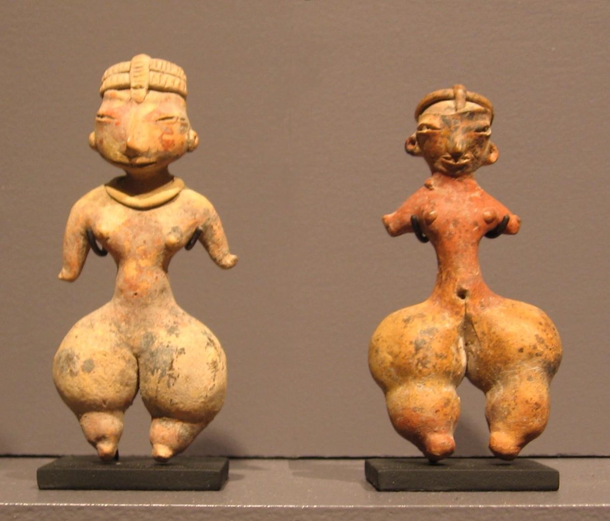 C’est le cas notamment à Tlatilco, où l’on développe le style des Pretty Ladies. Ces figurines se retrouvent tant dans les maisons que dans les tombes.C'est la première fois que l'on consacre de la céramique aux défunts !