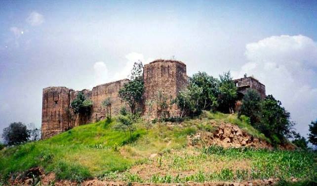 8. Baral Fort, KotliOne of the many forts built on the frontiers of the valley, it is located approximately 10 kilometers North of Bhrand Fort, securing one of the many routes of ingress.