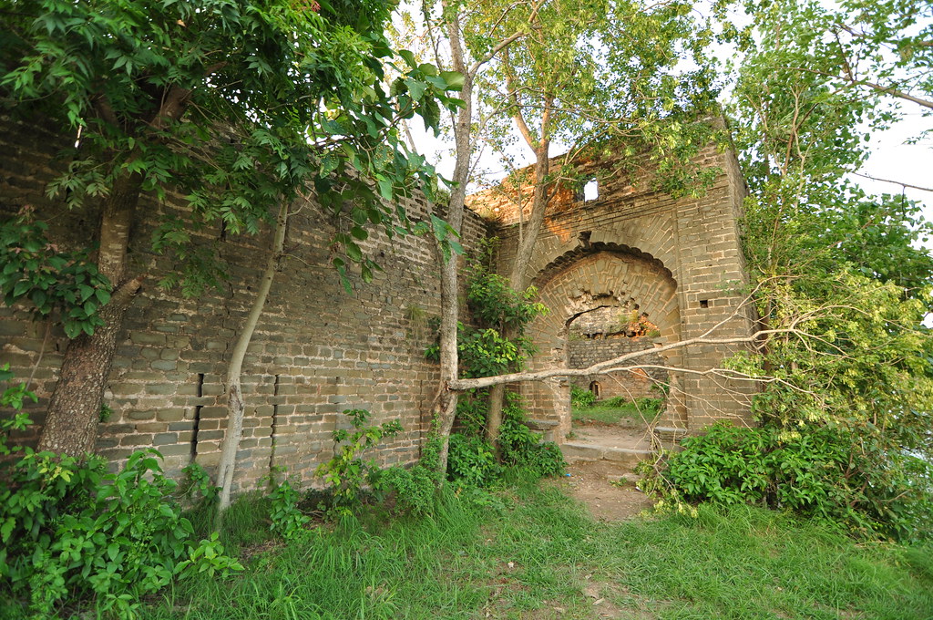 8. Baral Fort, KotliOne of the many forts built on the frontiers of the valley, it is located approximately 10 kilometers North of Bhrand Fort, securing one of the many routes of ingress.