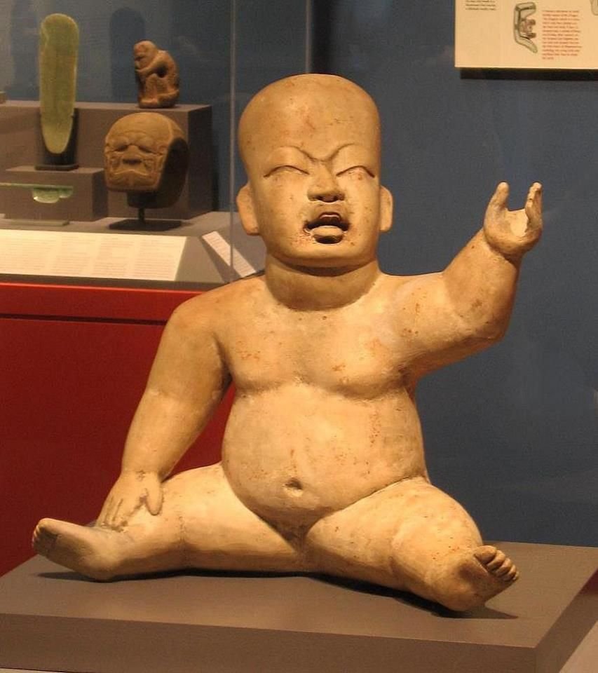 Le temps passe, et nous voici déjà dans le Préclassique Moyen (1200–300 av J-C) !A cette période émergent les Olmèques qui produisent des figurines de bébés dodus : les baby faces.