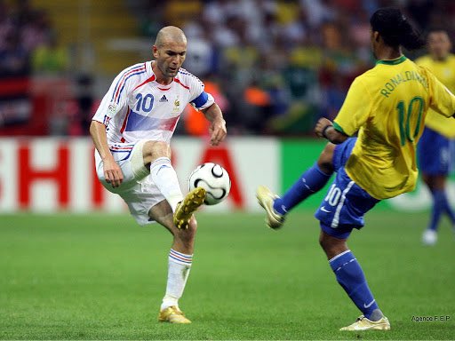 L’adversaire des quarts de finale ? La France bien évidemment, qui compte dans ses rangs, un certain chauve avec le numéro 10, le double Z, Monsieur Zizou..Et ce soir là, Zidane est bien décidé à montrer qui est le patron, un match iconique du français sort le Brésil..