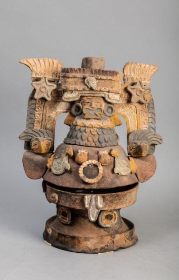 Nous entrons maintenant dans le Classique ! Et c’est la puissante Teotihuacan fait son entrée. Elle produit notamment de remarquable encensoirs, qualifiés d’encensoirs-théâtres.