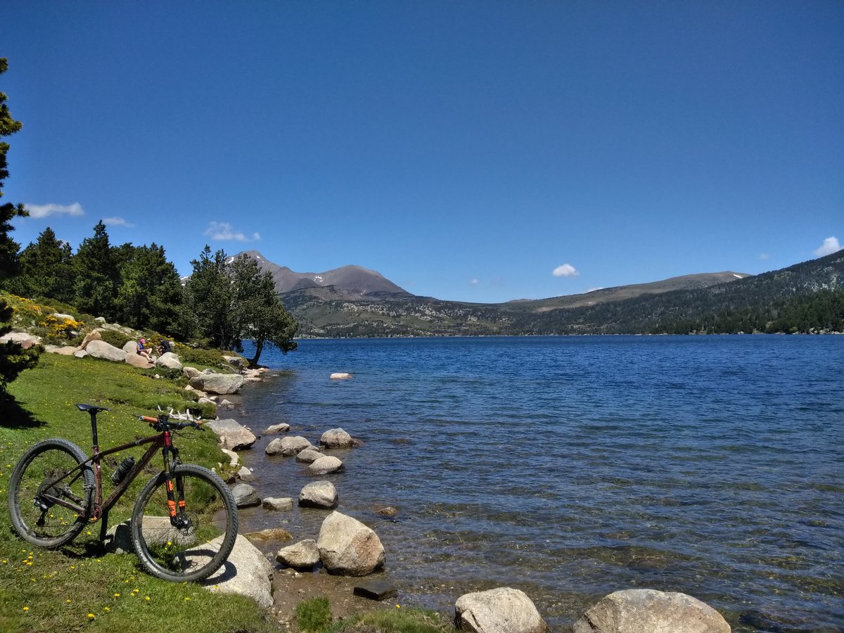 ThomasVincent66's tweet photo. Summer is here🌞🏔️🚵‍♂️🏞️🗻
#workshopbikes #trekbikes #mtb #bike #cycling #workshop #bontrager #trek #vittoriatires #nofilter #cerdanya #fontromeu #catalunya #ogival #pyrenees #pirineus #bouillouses #nofilter #mountainlife #lake #lifebehindbars #snow #summer #mtb #picoftheday https://t.co/oofZoWghwg
