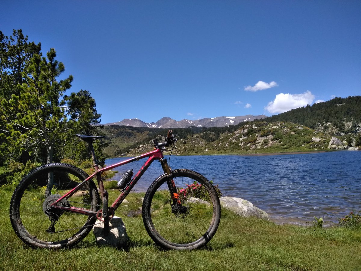 ThomasVincent66's tweet photo. Summer is here🌞🏔️🚵‍♂️🏞️🗻
#workshopbikes #trekbikes #mtb #bike #cycling #workshop #bontrager #trek #vittoriatires #nofilter #cerdanya #fontromeu #catalunya #ogival #pyrenees #pirineus #bouillouses #nofilter #mountainlife #lake #lifebehindbars #snow #summer #mtb #picoftheday https://t.co/oofZoWghwg