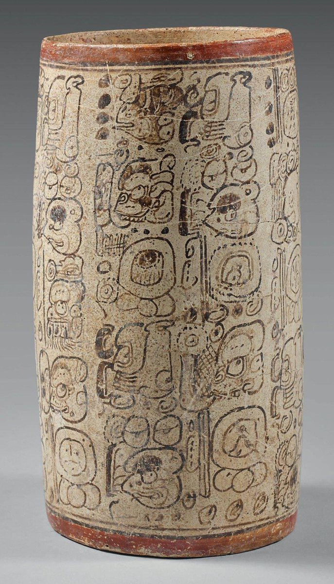 Au Classique Récent (600 – 900) se développe le « vase-codex » sur lequel les Mayas inscrivent des textes comme ils le faisaient sur leurs codex.