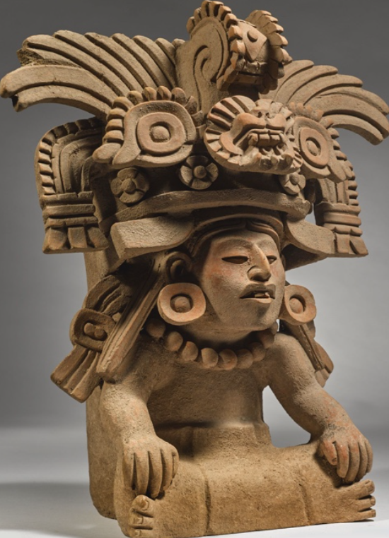 Les Zapotèques, contemporains de Teotihuacan, sont remarquables notamment par leur production de bouteilles-effigies ! Elles se retrouvent dans les tombes pour accompagner le mort mais aussi pour lui apporter de la nourriture, elles contiennent du cacao ou de l’alcool.