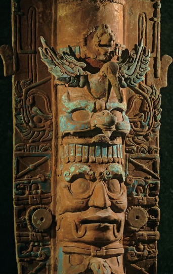 Et chez les Maya ? La production ne manque pas ! Au Classique, à Palenque, par exemple, on produit de grands encensoirs (1m10) qui représentent la triade divine locale !
