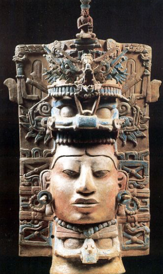 Et chez les Maya ? La production ne manque pas ! Au Classique, à Palenque, par exemple, on produit de grands encensoirs (1m10) qui représentent la triade divine locale !
