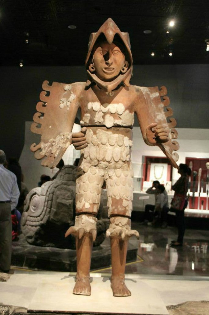 La Maison des Aigles est l’édifice où est intronisé l’empereur aztèque. A l’entrée se trouvaient deux grandes statues de Guerriers Aigles, la plus haute caste de l’armée :