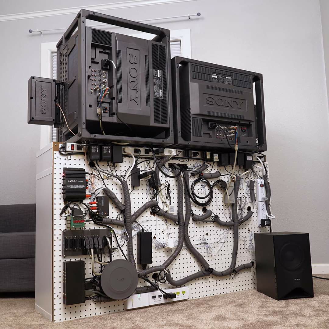 LAURAZGZ_'s tweet photo. Flipo con los muebles que se monta la gente para jugar. Y la gestión de cables es auténtico p0rn #retrogamingsetup #crt #pvm https://t.co/Ne1LSpCg9N