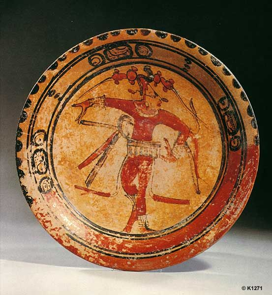 En parallèle du vase-codex, les Mayas produisent notamment des plats représentant le dieu du maïs. Celui-ci est figuré en train de danser.
