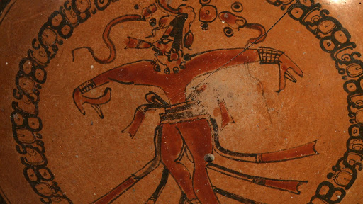 En parallèle du vase-codex, les Mayas produisent notamment des plats représentant le dieu du maïs. Celui-ci est figuré en train de danser.