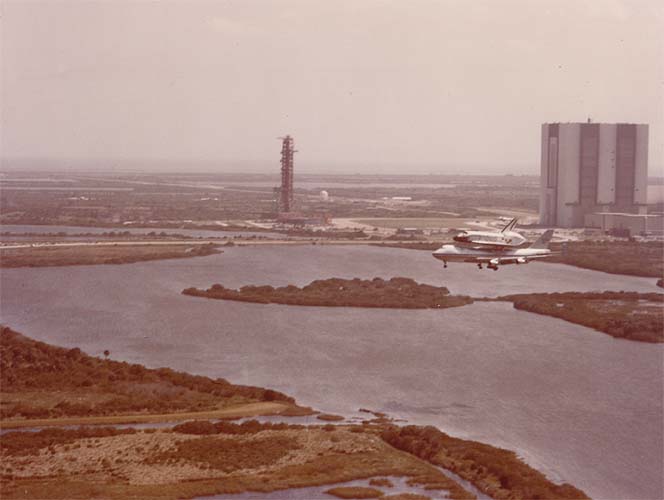 NASASpaceflight's tweet photo. Columbia, arriving from her birthplace in California into KSC's SLF - March 24, 1979.

She looked a mess because a lot of her TPS (Thermal Protection System) tiles had fallen off.

It took another 19 months to prepare her for STS-1!

#ShuttleSunday https://t.co/8yhxiuSB47