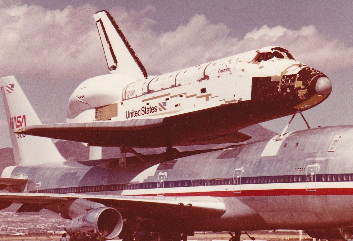 NASASpaceflight's tweet photo. Columbia, arriving from her birthplace in California into KSC's SLF - March 24, 1979.

She looked a mess because a lot of her TPS (Thermal Protection System) tiles had fallen off.

It took another 19 months to prepare her for STS-1!

#ShuttleSunday https://t.co/8yhxiuSB47