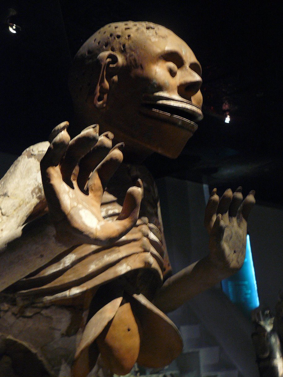 La Maison des Aigles était aussi dotée de statues plus macabres : celles-ci représentent Miclantecuhtli, le dieu de la Mort.