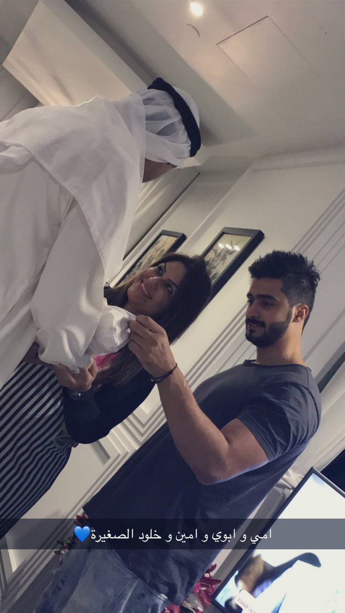 #عيد_الأب كل عام و ابوي الغالي سندي و ظهري بألف خير

هالصورة ابوي شايل خلود الصغيرة اول ما انولدت 💕😍و امي و امين الله يخليهم لي