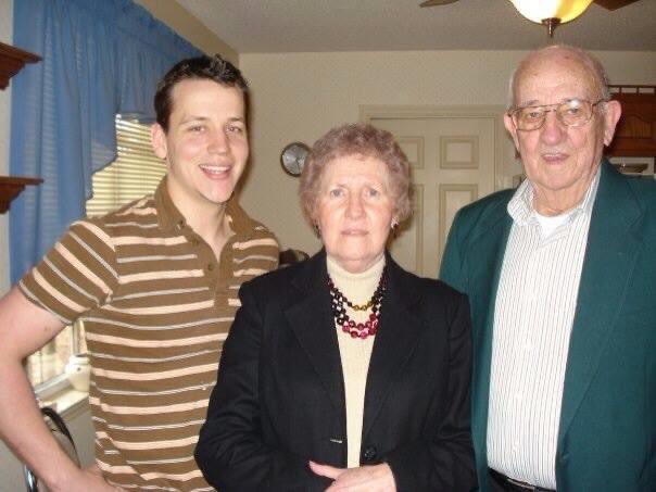 Walt_Kean's tweet photo. Happy Father’s Day #RIP2011 #Pete #RollTide https://t.co/deUVW4n787