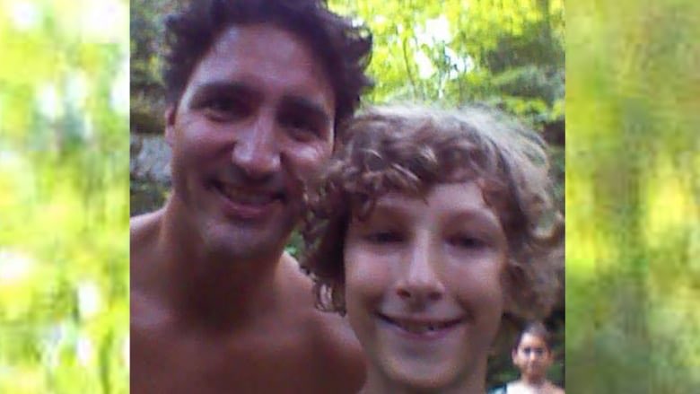 This encounter certainly looks staged. Not sure what to make of it, just that the cave & it’s location is extremely interesting & this famous pic is linked to it. https://www.cbc.ca/news/canada/toronto/peterborough-ont-family-ran-into-justin-trudeau-while-hiking-in-quebec-1.3705364