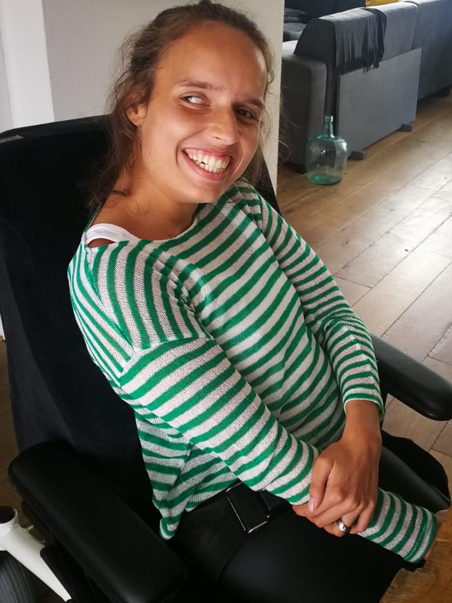 Hallo!

Mijn naam is Noortje van Lith, ik heb een beperking, daar schaam ik me niet voor. Wat ik wel vervelend vind is dat mensen anno 2020 nog steeds naar mij kijken alsof ik van een andere planeet kom. Daarmee bedoel ik blijven kijken en aanstaren. 

Mag ik mezelf laten zien?😊