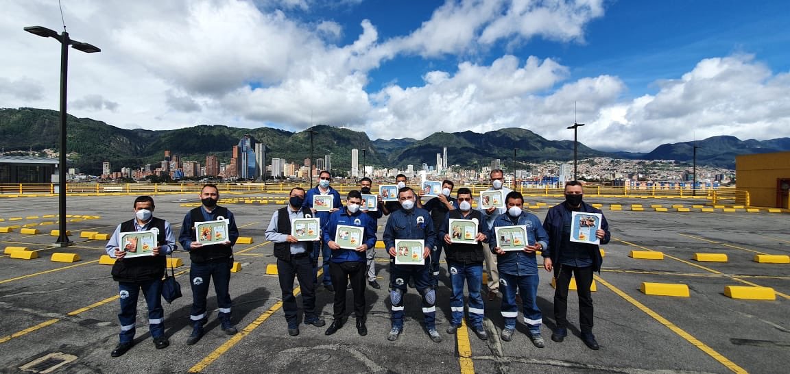 MallplazaCo's tweet photo. Hoy felicitamos a todos esos padres que con su esfuerzo y trabajo, logran  brindar momentos en #Calima  #FelizDiaDelPadre #Calima #CalimaQuiereVerteSonreir 👏🏽 https://t.co/fJW0hvMEbF