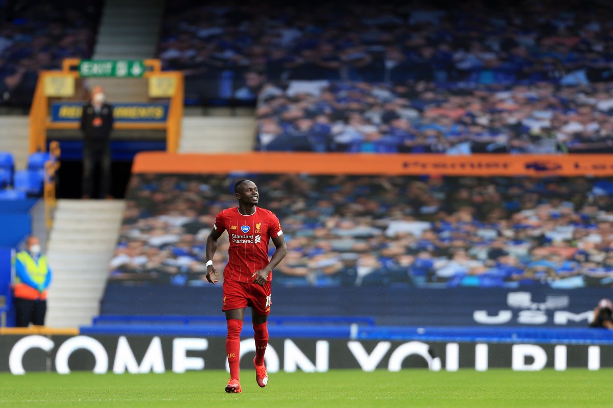 B R Football Sadio Mane Had To Jog Back To His Half After Forgetting That The Teams Were Kneeling After The First Whistle