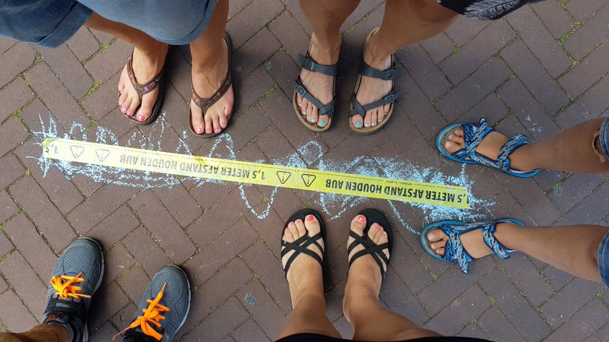 TheMikkie25's tweet photo. Een hele mooie symbolische foto gekregen van een van de aanwezigen in #Arnhem #viruswaanzin @viruswaanzin #liefdeverbind https://t.co/S93vofJKpG