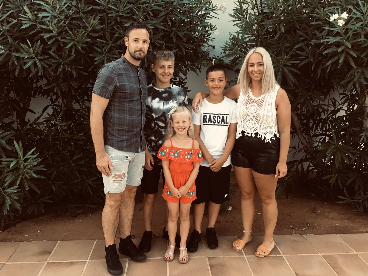 Jessica_Ashman's tweet photo. How did we get so lucky @Benjamin_Ball3 😍Happy Father’s Day you two 😘😘 https://t.co/qiIT8H6gHH
