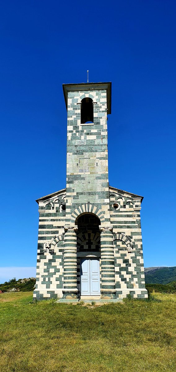 catmarie1812's tweet photo. Beauté corse 
Que c'est beau dans ce ciel si bleu!

#Murato #Corse #eglise #MagnifiqueFrance https://t.co/rHo5L0asaM