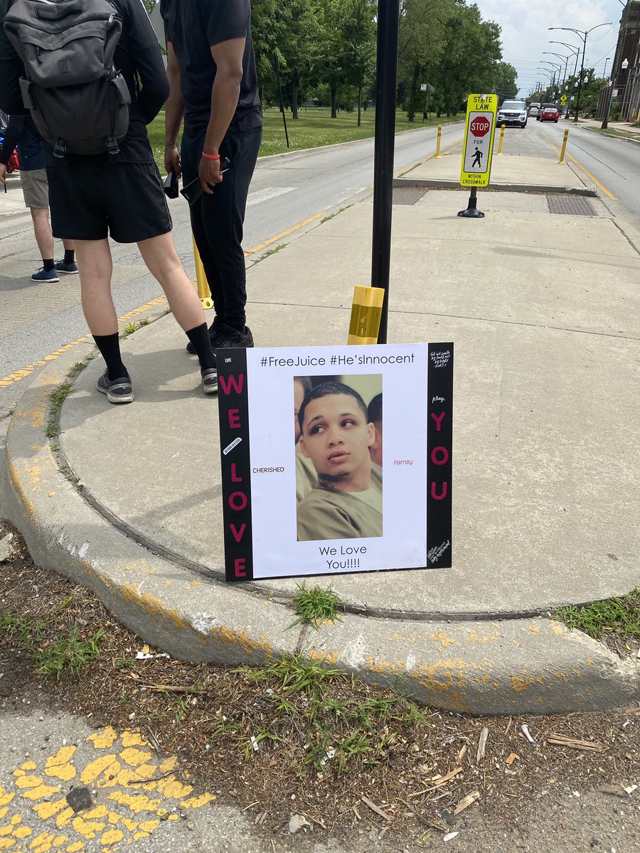 BLMChi's tweet photo. Ebony, Juice’s sister, says it’s been two years since I’ve seen my brother & we’ve been out here every Sunday since the end of March. #FreeJuice #MassRelease #DefundCCJ #DefundTheCarceralSystem #FreeThemAll #FathersDay https://t.co/X1vCNguXfe