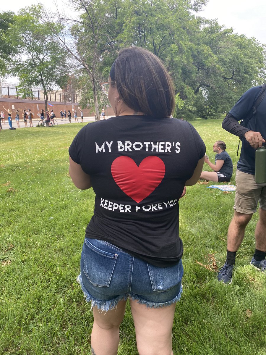 BLMChi's tweet photo. Ebony, Juice’s sister, says it’s been two years since I’ve seen my brother & we’ve been out here every Sunday since the end of March. #FreeJuice #MassRelease #DefundCCJ #DefundTheCarceralSystem #FreeThemAll #FathersDay https://t.co/X1vCNguXfe