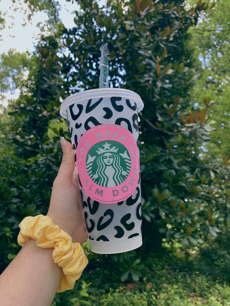 Starbucks cups!! 🤍🤍. ✨You can pick your own color of vinyl and personalize the name on the cup. 🤩What do you want to see next? 🤍 
〰️ AVAILABLE ONLY IN USA 🇺🇸 
•
•
•
#starbuckscups #personalizedcups #supportsmallbusiness #agapecr