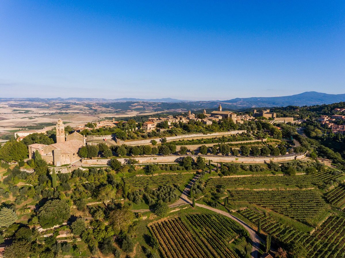 WineNewsIt's tweet photo. #Estateitaliana nei #vigneti dei #sogni degli #enoappassionati del mondo. Occasione per tornare, per l’ennesima volta, in #cantina, dove si deve andare almeno una volta nella vita: WineNews da #Greppo #BiondiSanti, dove è nato il #Brunello di #Montalcino, a #CaseBasse #Soldera https://t.co/PoxL4WGSsL