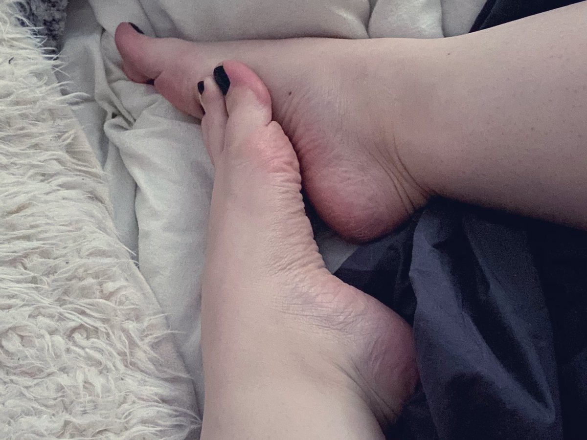 tiffanyfeetish's tweet photo. Who wants to come and cuddle with this soft feets? #feetpicsforsale #FeetPicture #feetish #cutetoes #softfeets #pinkysoles #feetdom https://t.co/LbJD78kgUN