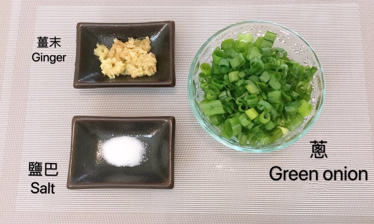 joyce92110's tweet photo. Green onion sauce 
Steps: put all the ingredients in to the pot, mix with hot oil, pay attention to the heat don’t make it turn dark.
Good for the hot weather, can add into noodles or other food.
#食物 #涼拌 #food #summerfood #涼拌 #油蔥拌麵 #油蔥醬 #food🤤 #蔥 #greenonion https://t.co/8cASmWkgyH