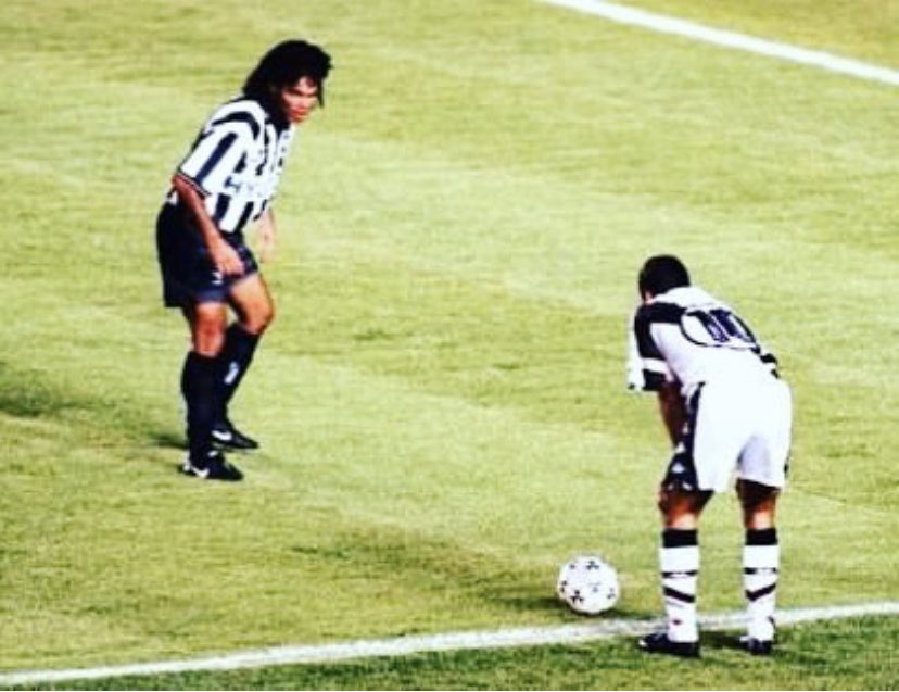 boleioficial's tweet photo. Tempo bom 
.
Provocação direta com a bola ROLANDO
.
No jogo seguinte o Botafogo devolveu
.
E se fosse hoje?
.
Saudades
.
.
.
#FutebolRaiz #Botafogo #Vasco #Edmundo #Maracana https://t.co/NWHU3sZoE1