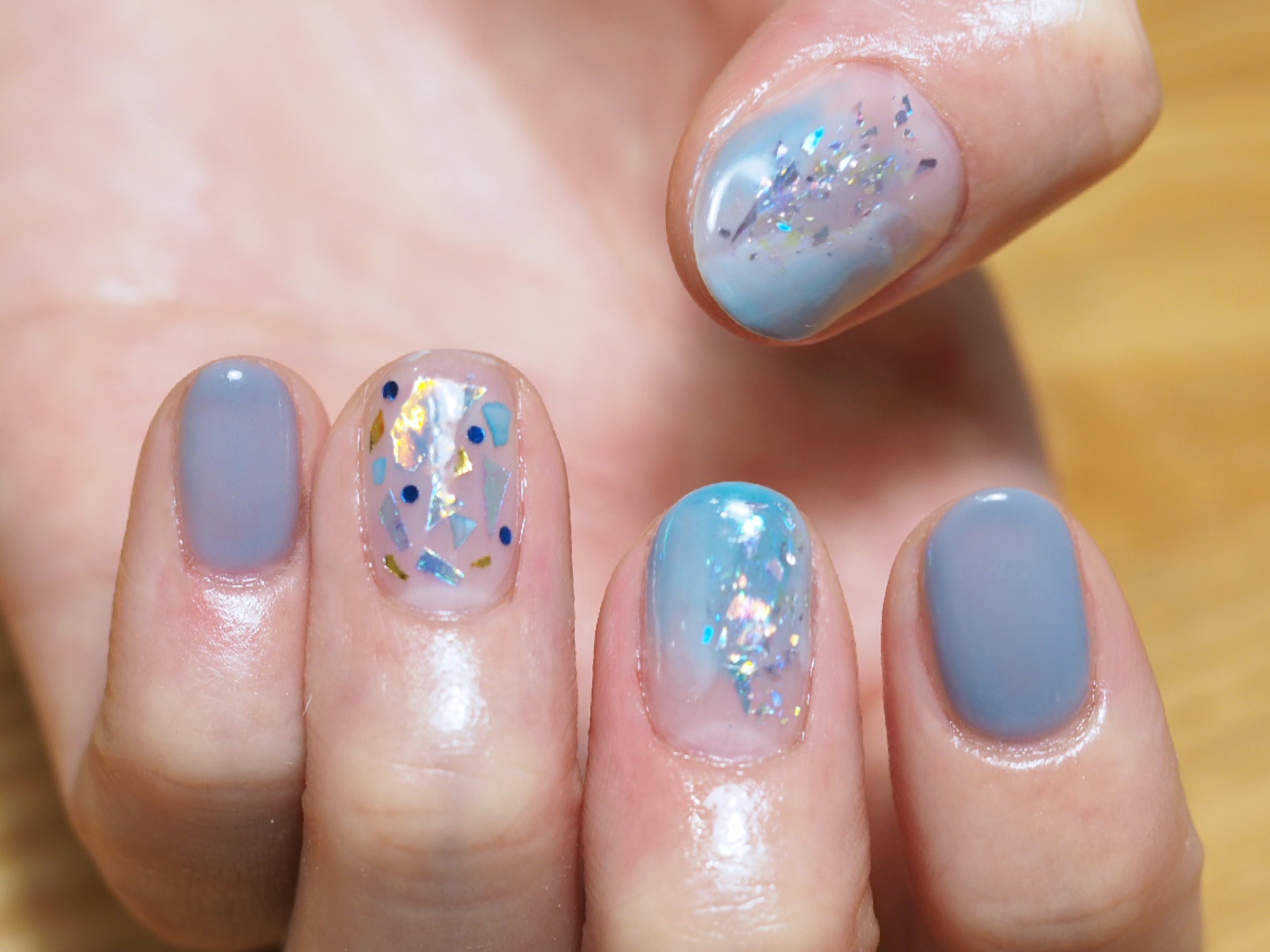Nail Yumihari 初夏の寒色きらきらネイル くすみカラーで落ち着きを 7000 ネイルデザイン ショートネイル ニュアンスネイル ホログラムネイル 初夏ネイル シンプルネイル 夏ネイル 夏ネイル ネイルサロン 中目黒ネイルサロン 上品 ネイル