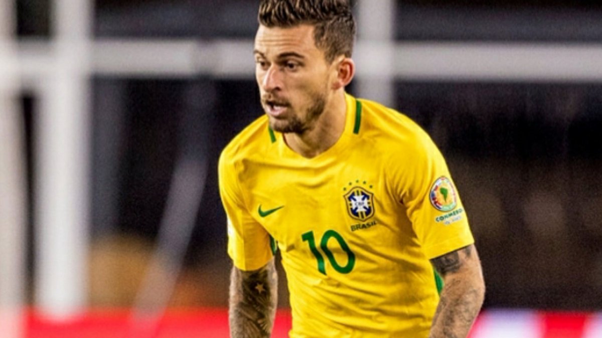 leftfut_'s tweet photo. Quando o Brasil tinha um camisa 10 de respeito. https://t.co/ffRv8IJ8yN