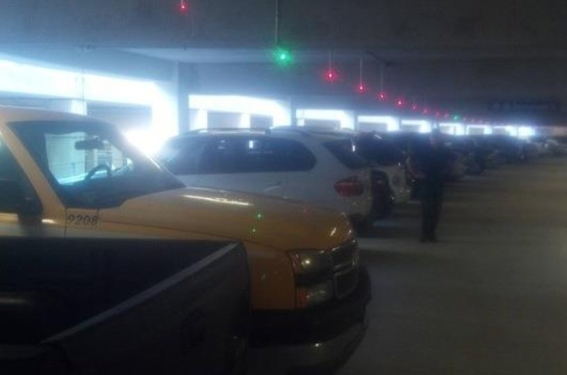 estacionamento com luzes que indicam o lugar que está vago
