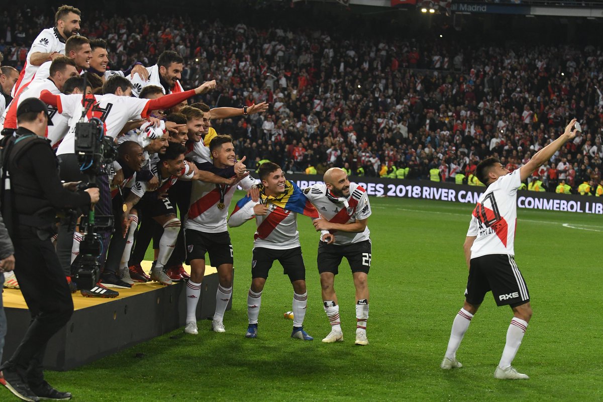 RiverPlate's tweet photo. 🤳🏼 En el #DíaInternacionalDeLaSelfie, la selfie más grande de todas 🤩♾ https://t.co/pDiobFIonA