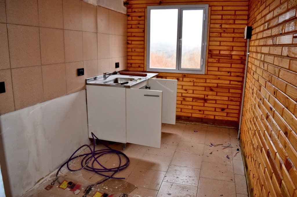 EzeVelezOk's tweet photo. #LosMiches En el corazón de la comunidad #AntiñirPilquiñan, después de varias semanas de no poder avanzar en la construcción debido a la pandemia por #Covid19, se finalizó el Salón de Usos Múltiples en 35 días. Gracias a la ayuda del gobernador y los trabajadores de #Corfone. https://t.co/QXkEEwtCr1