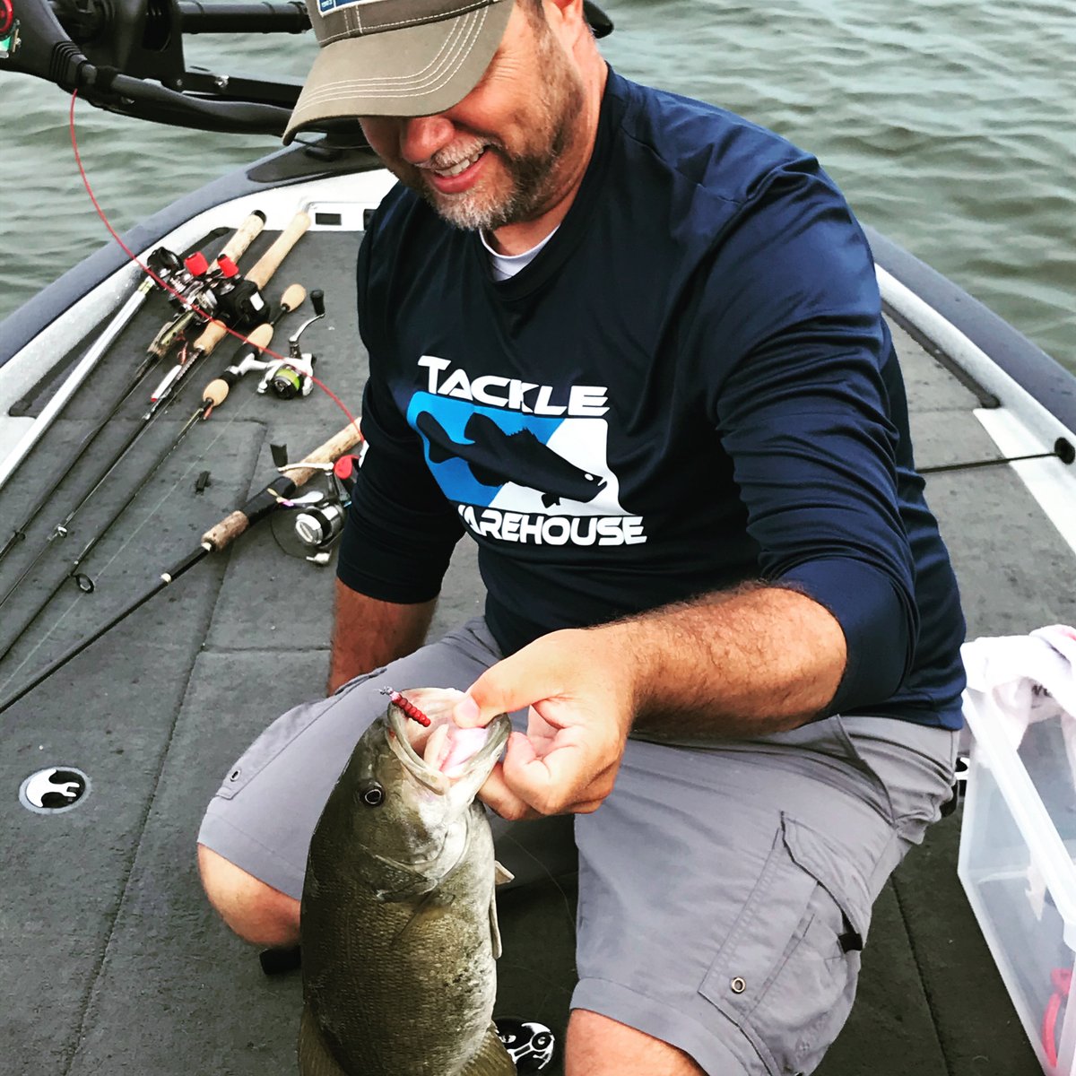 _FishCommander's tweet photo. 3 pound #smallmouth on 2 pound test while fishing a bluegill bed!! #intensefishing #fishinglife #tacklewarehouse https://t.co/KfivZTNyHG