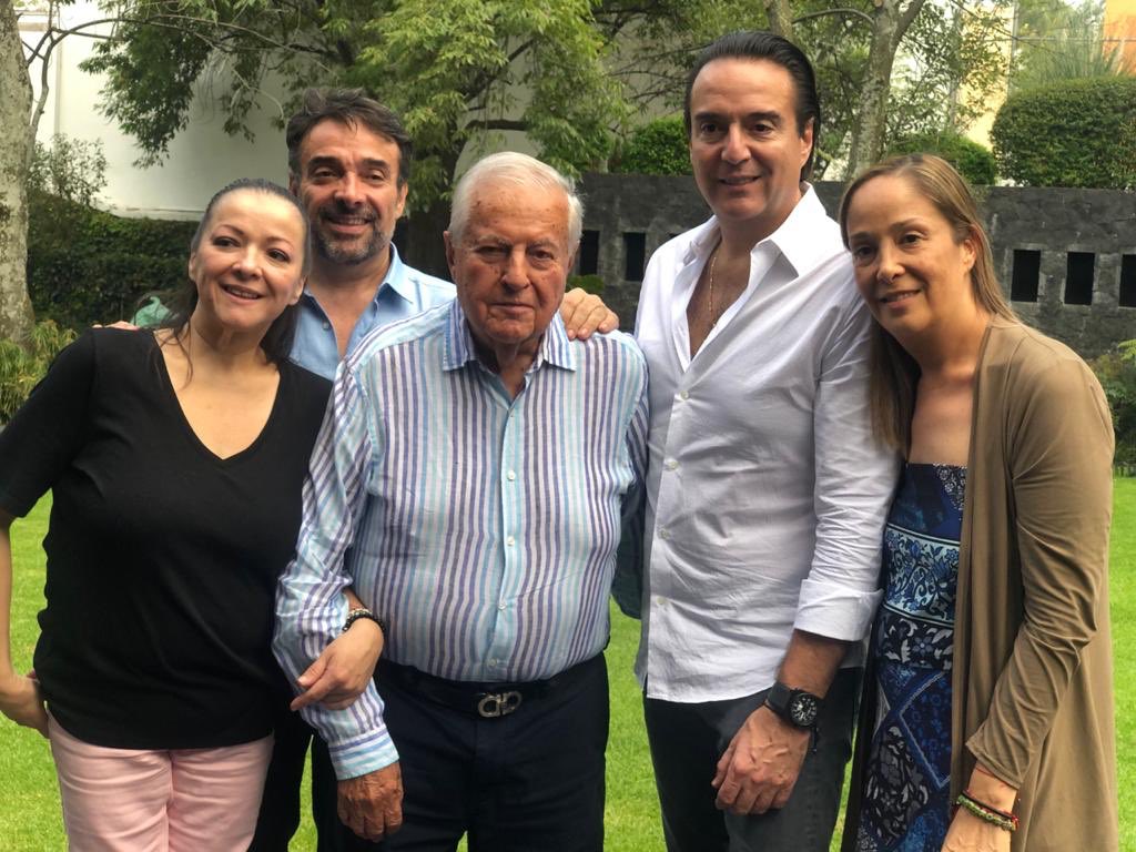 amjunquera's tweet photo. La paternidad es un privilegio, entendí el compromiso que esto significa con el paso  de los años, tener aquí  a mi Padre hoy maravilloso!  Felicidades!!!! https://t.co/2Ims9ZUKp0