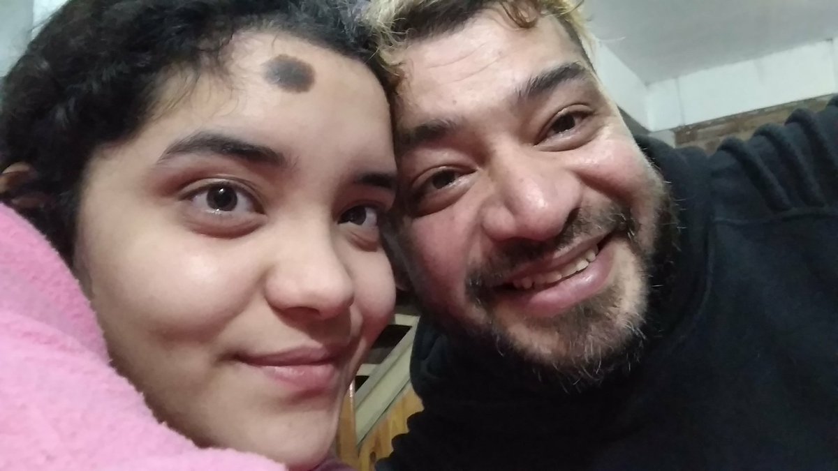 creaturekarla's tweet photo. con mi papá nos habíamos peleado justo hoy pero como no quería seguir estando así con él en este día hice que viera el vídeo de First Man,terminamos llorando abrazados y eso es lo que transmitís Camila,escribís con tanto amor y dulzura que traspasa todo
#FirstMan #FirstManVideo https://t.co/l2TI59ZVsY
