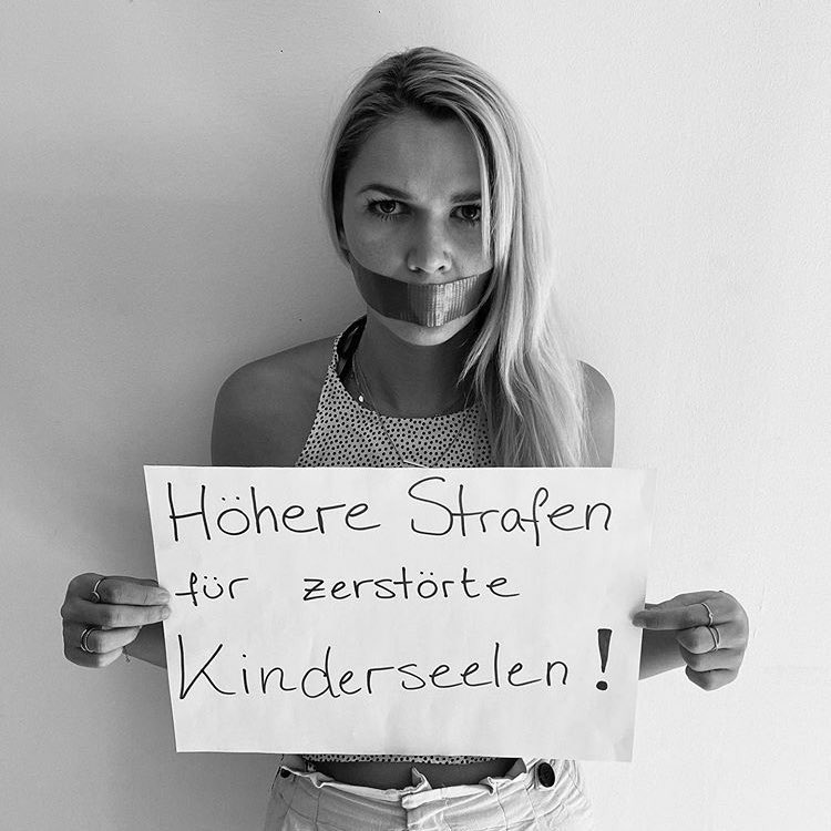 Ann_Waeltin's tweet photo. Ich wage stark zu bezweifeln, dass diese Damen den Strafrahmen zu den jeweiligen Delikten kennen, geschweige denn, sich mit Arten, Zumessung und Wirkung von Strafen jemals auseinandergesetzt zu haben. Es ist m.E. falsch rechtspolitische Debatten derart zu inszenieren. https://t.co/YcNKFmbQ0F