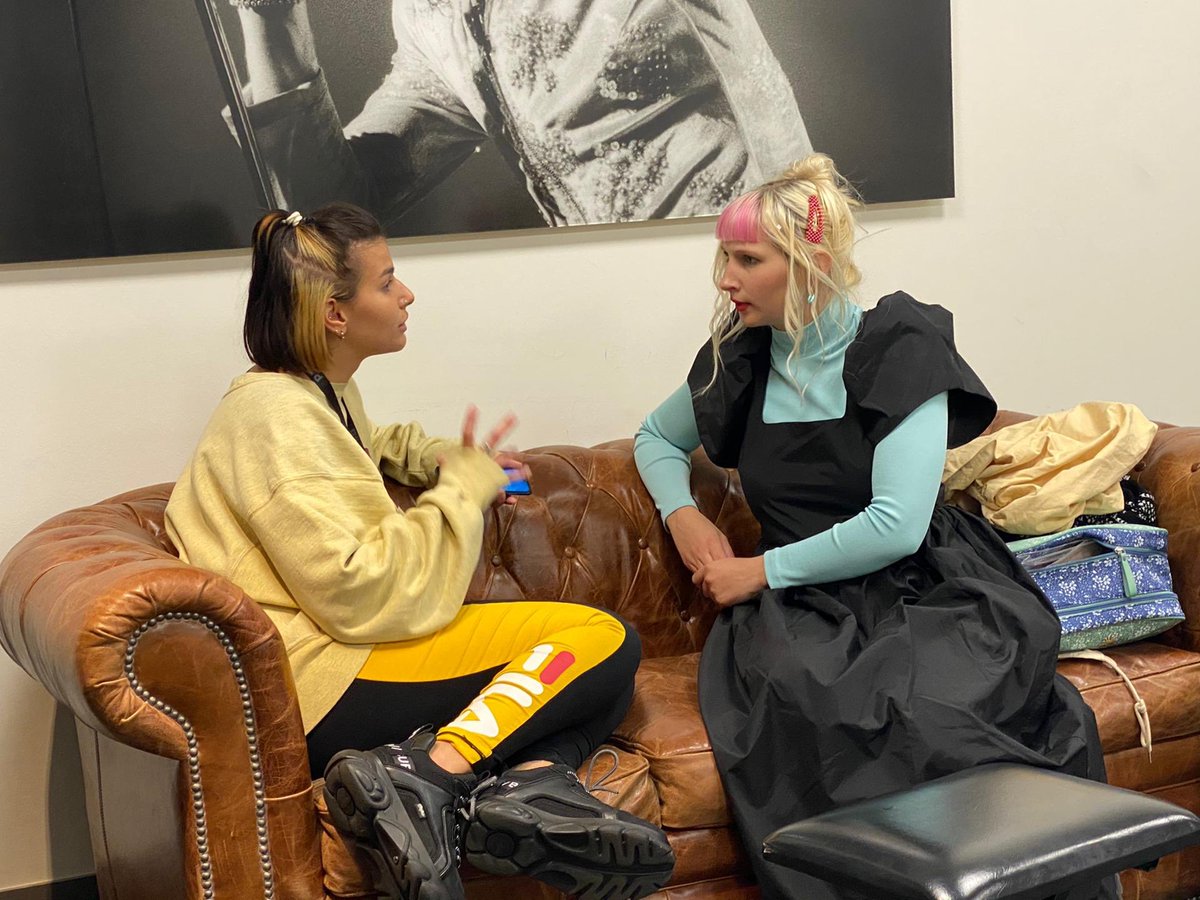 SwipeUpFestival's tweet photo. Le moment où @aliceontheroof nous a dit qu’elle se sentait comme Phoebe dans FRIENDS et qu’elle rêvait de vivre dans une tiny house 😭 ➡️ rdv sur https://t.co/8ZUFDCU0Gw ✨ https://t.co/BfEKt4Tzr8