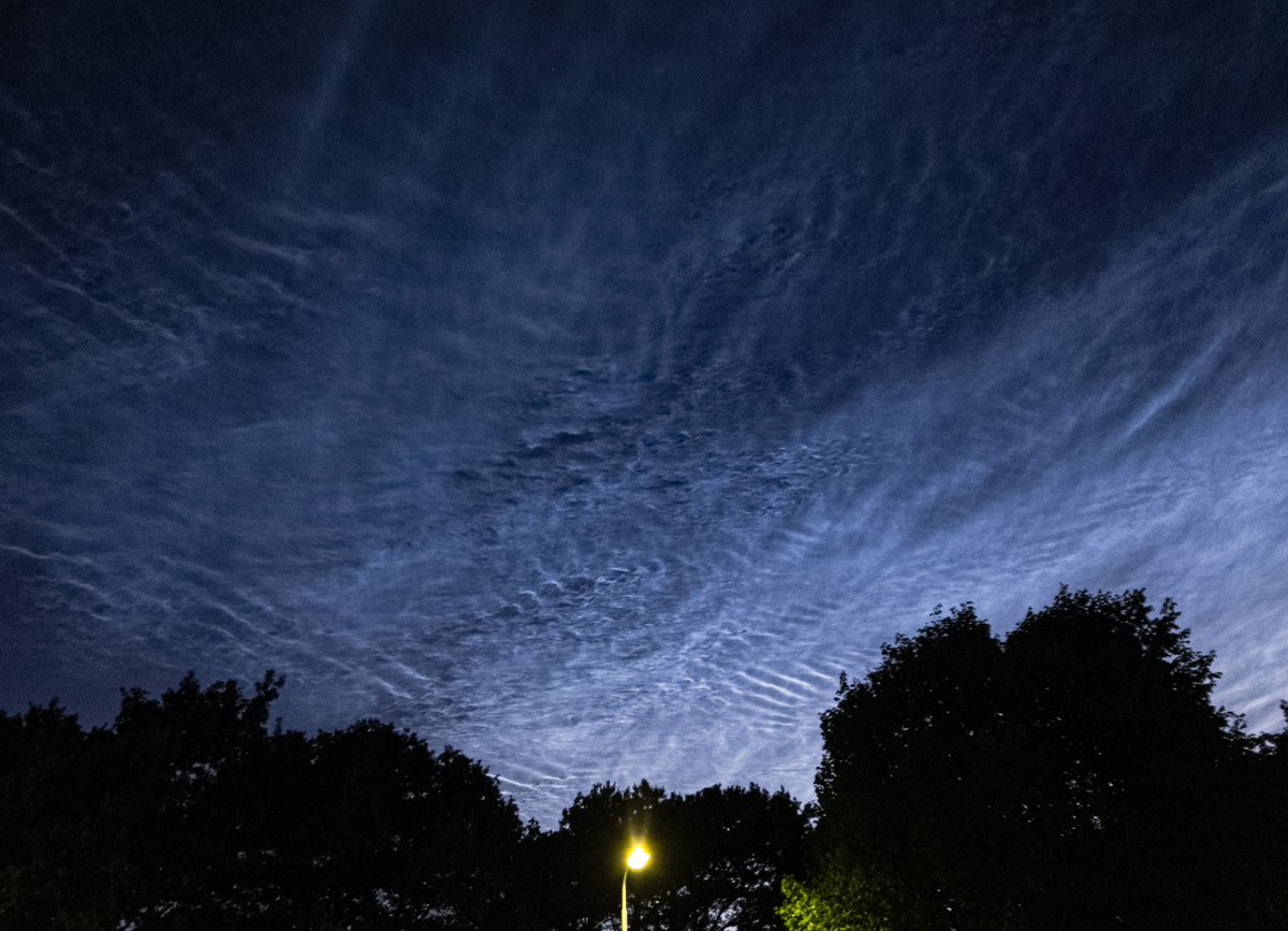  #OTD a year ago, I walked out of my office around 23:30 to ride home & was stunned by the display of noctilucent clouds overhead I took *a lot* of pictures with my phone: I’ve reprocessed some for the anniversary. Enjoy 1/ @CloudAppSoc  @StormHour  #noctilucentclouds